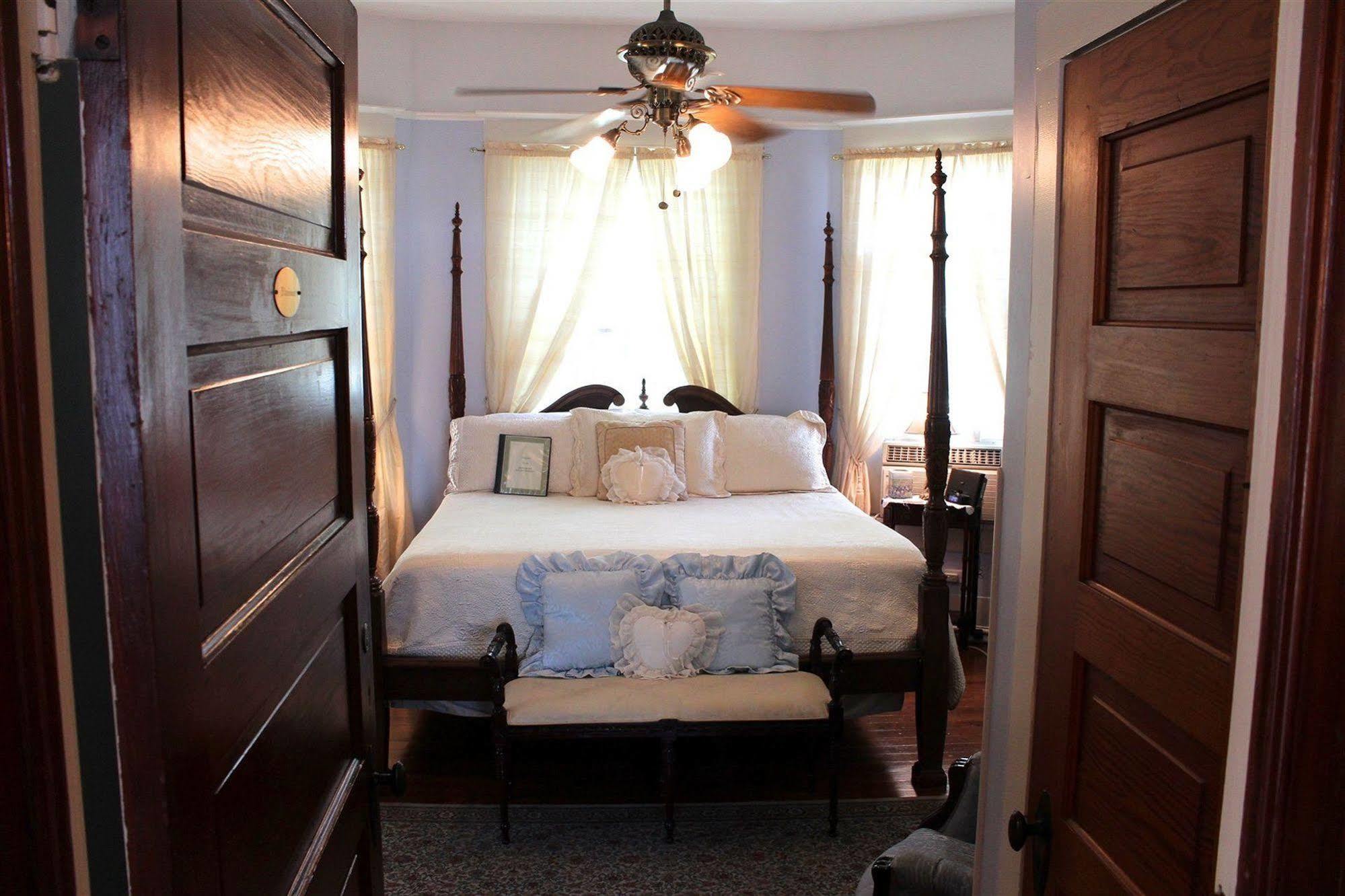 Evas Escape At The Gardenia Inn San Antonio Exterior photo